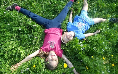 Kinder vergnügen sich im frischen Gras