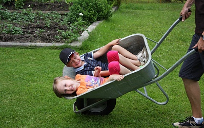 Kinder helfen bei der Arbei am Bauernhof