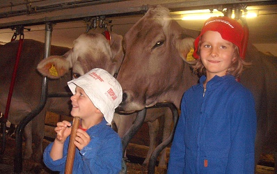 Kinder helfen bei der Stallarbeit - Haus Fischbacher Ebbs