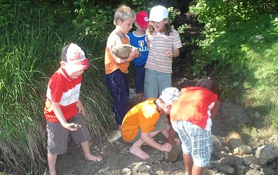 Kinder spielen am Bach Haus Fischbacher